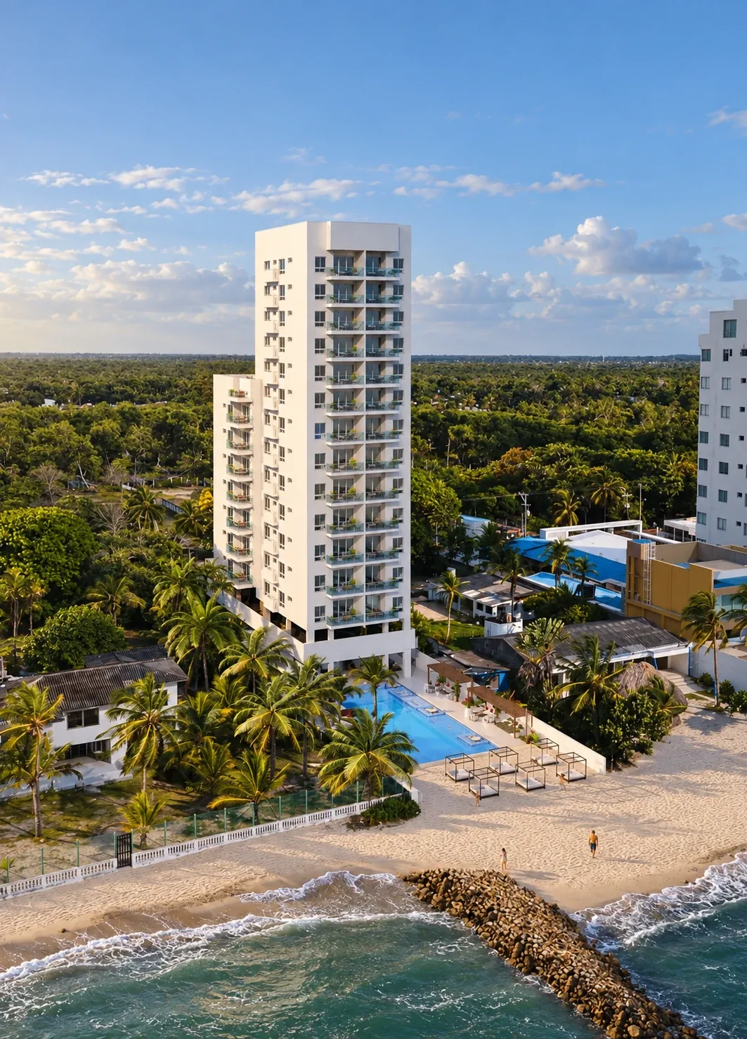 CORALINA — Vista aérea: edificio, piscina y playa privada