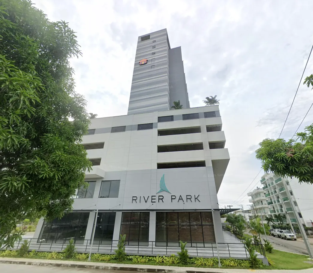 RIVER PARK — Accesos y plazoleta central